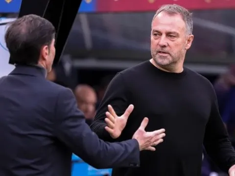 Hansi Flick cãi vã với đối thủ vì Lamine Yamal