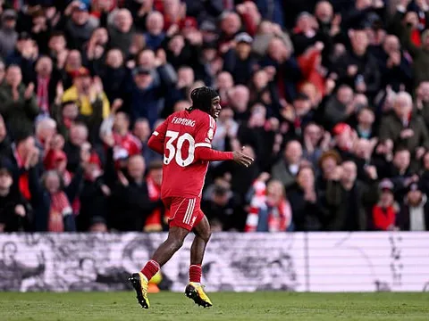 Nước cờ đẩy Frimpong lên đá tiền đạo của Arne Slot