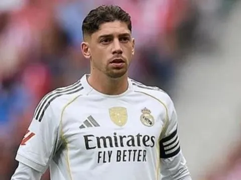 Tin đồn chuyển nhượng tối 1/3: Man Utd "săn" Valverde; Liverpool tranh mua Luis Suarez