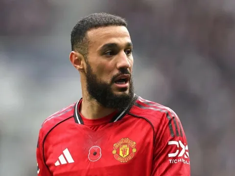 Mazraoui chỉ ra lý do Carrick phù hợp với MU