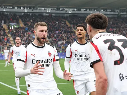 Thắng nghẹt thở Cremonese, AC Milan bám đuổi Inter