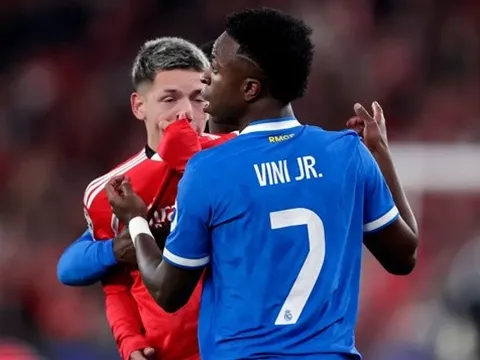 Biến tướng nguy hại từ thói quen che miệng trên sân