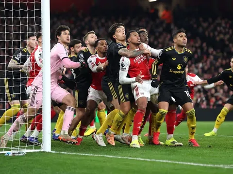 Moyes đòi trọng tài phạt nặng đòn bóng chết của Arsenal