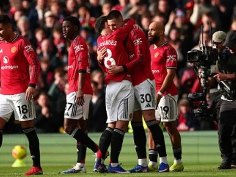 Bruno Fernandes ca ngợi Sesko sau màn ngược dòng