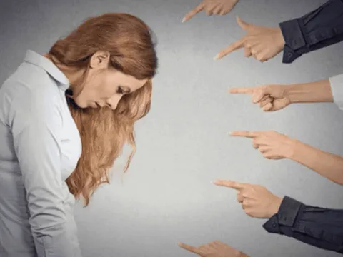 Nhận diện người xấu qua 4 cách nói chuyện đơn giản này