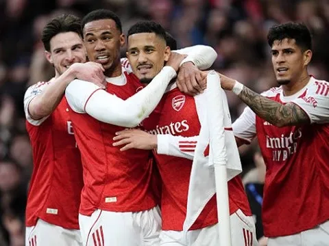 Gary Neville chê Chelsea đá như trẻ con trước Arsenal