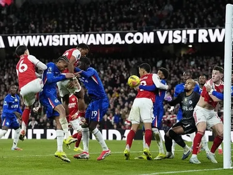 Sai lầm của Robert Sanchez giúp Arsenal dẫn Chelsea 2-1