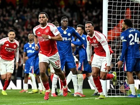 Thắng kịch tính Chelsea, Arsenal giữ vững ngôi đầu bảng
