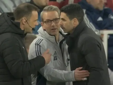 Trọng tài hai lần tước cơ hội phản công của Arsenal trước Chelsea