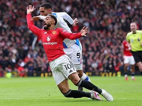 HLV Glasner tố Cunha "diễn kịch" để lấy phạt đền cho MU