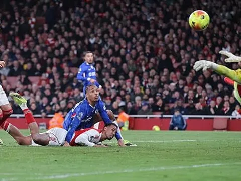 Arteta suýt "đứng tim" vì pha cứu thua của David Raya