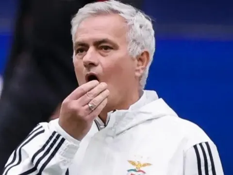 Mourinho dọa rời Benfica vì bất mãn với công tác trọng tài