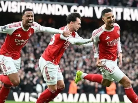 Phạt góc là hơi thở giúp Arsenal chạm tay vào ngôi vương