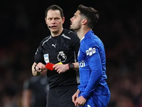 Căn bệnh thẻ đỏ đang tàn phá Chelsea từ bên trong