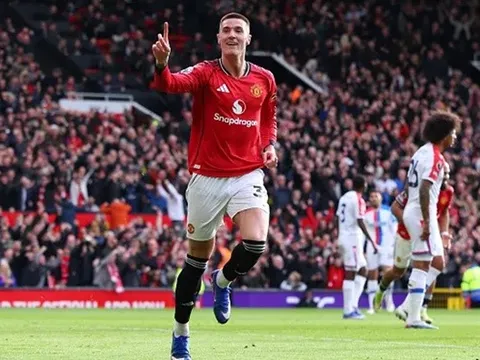 Neville gọi Sesko là nhân tố thay đổi cuộc chơi