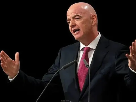 Chủ tịch FIFA đề xuất thẻ đỏ nếu cầu thủ che miệng tranh cãi