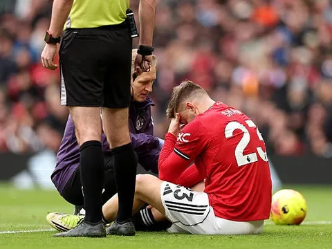 Luke Shaw gục ngã đầy trớ trêu sau lời khen của Carrick