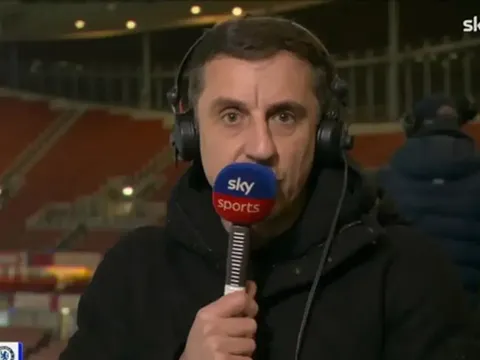 Neville thúc giục Chelsea tậu 3 tân binh trục dọc đẳng cấp