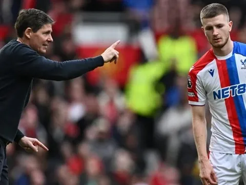 Chạm bóng 30 lần, Wharton tự khép cửa đến MU