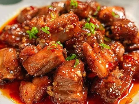 Cách làm sườn rim mắm tỏi mềm tan, không bị khô dai