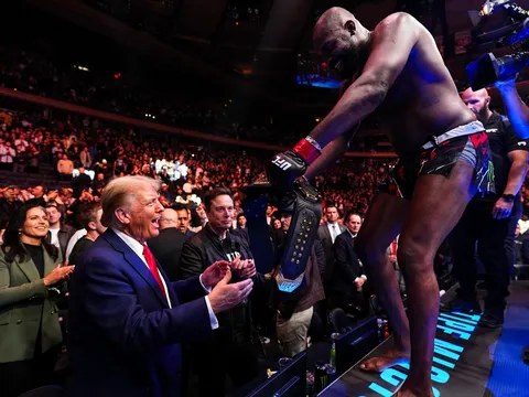 Jon Jones hé lộ đang đàm phán 'bom tấn' với UFC: Giấc mơ thượng đài tại Nhà Trắng chưa tàn?