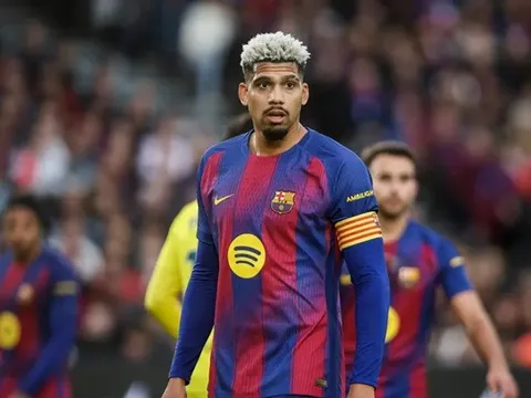 HLV Flick úp mở khả năng để Araujo đá chính trước Atletico