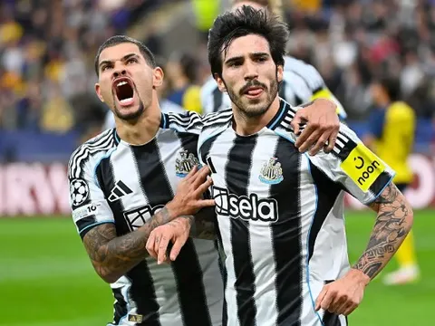 Man Utd phá két 175 triệu bảng mua người thay Casemiro