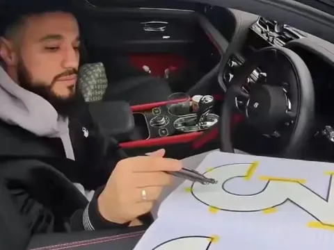 Fan MU ủng hộ Mazraoui xử phũ kẻ bán chữ ký