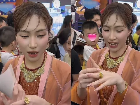 Hòa Minzy được tặng "6 cây vàng"