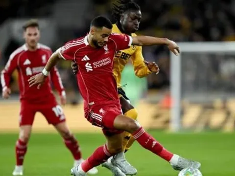 Gerrard chê hàng công Liverpool vô hại sau trận thua Wolves