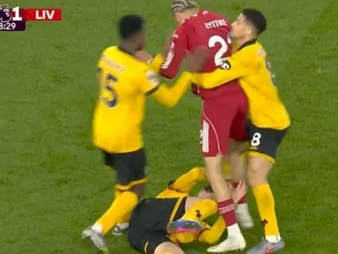 Ekitike châm ngòi màn xô xát dữ dội ở trận Wolves thắng Liverpool