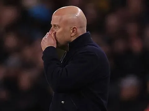 Arne Slot cay đắng vì Liverpool gục ngã ở phút bù giờ trước Wolves