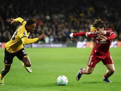 Owen đòi Liverpool trảm Kerkez sau trận thua Wolves