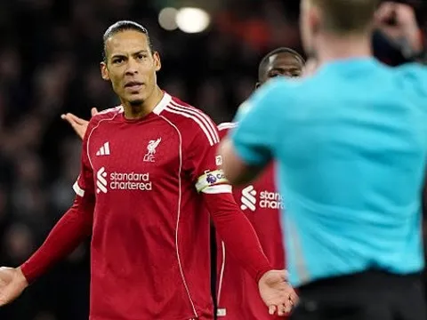 Thua Wolves, Van Dijk mắng Chiesa ngay trên sân