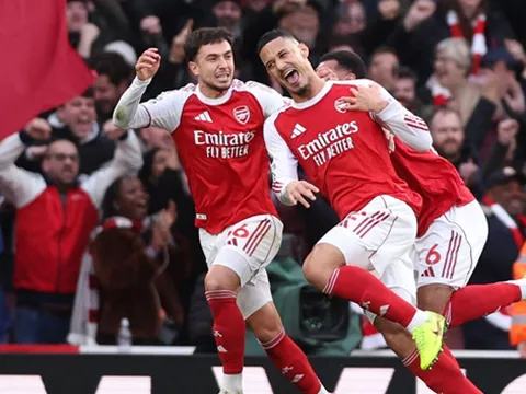 Arsenal rũ bỏ sự ngây thơ để sinh tồn
