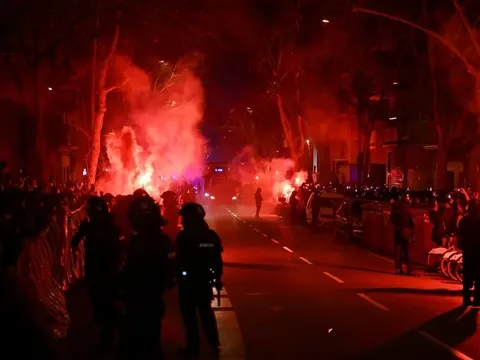 Fan Barca đập vỡ kính xe buýt Atletico trong ngày bị loại