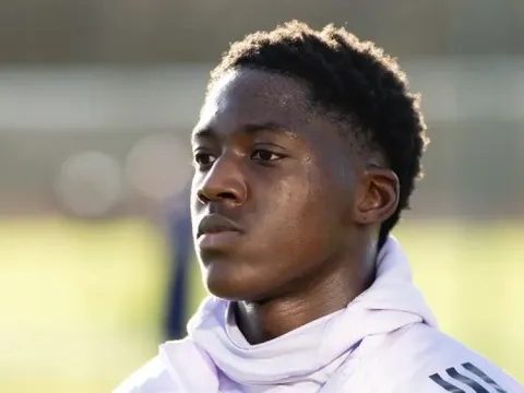 Vướng mắc tiền lương, MU chưa thể gia hạn với Mainoo