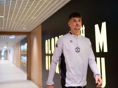 Kỳ thị đồng tính, sao trẻ MU bị cấm đá 6 trận