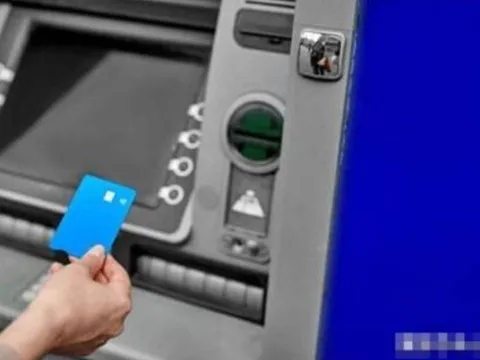 Thẻ ngân hàng bị nuốt? Chỉ cần làm ngay 1 bước này, máy ATM sẽ tự nhả thẻ