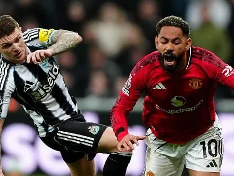 Chơi hơn người, Man Utd vẫn thua đau Newcastle phút bù giờ