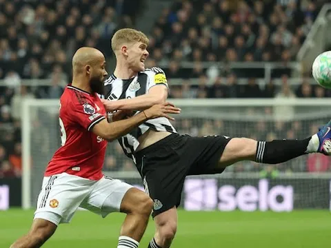 MU trả giá vì Carrick gò ép Mbeumo đá dạt biên phải