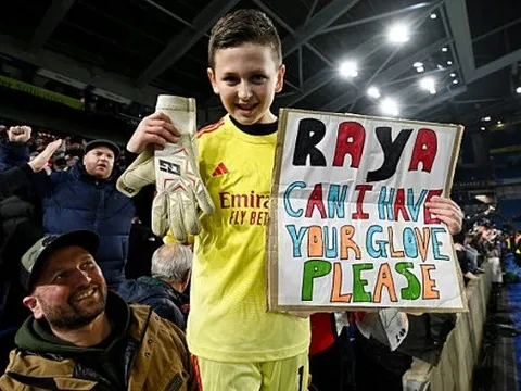 Raya tặng găng tay fan nhí khi Arsenal xây chắc ngôi đầu