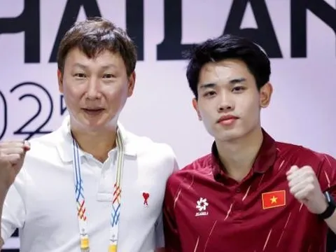 HLV Kim Sang Sik và Đình Bắc được vinh danh sau năm 2025 rực rỡ