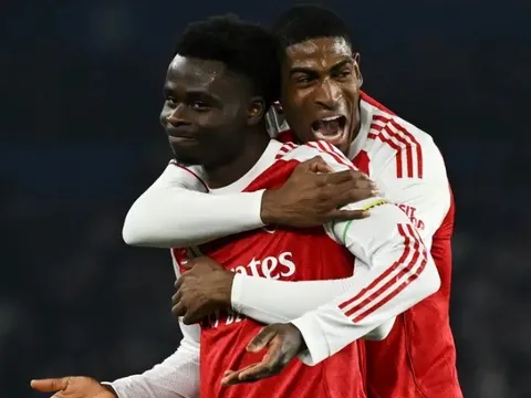 Alan Pardew chỉ trích lối chơi hắc ám của Arsenal