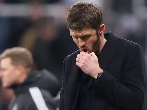 Ratcliffe dè chừng Michael Carrick sau bài học Erik ten Hag