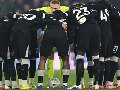 Lý do dàn sao Chelsea xếp vòng tròn trước mỗi hiệp đấu