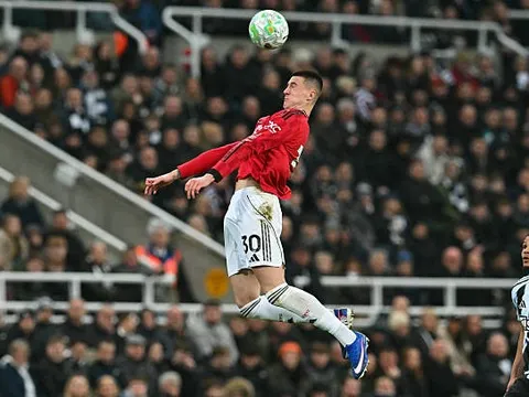 Tại sao Benjamin Sesko tịt ngòi trước Newcastle?