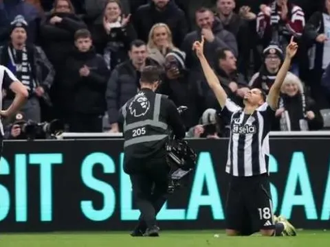 Danny Murphy kinh ngạc trước siêu phẩm kết liễu Man Utd