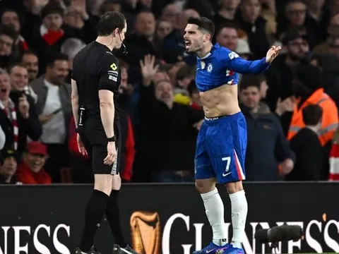 Pedro Neto bị FA buộc tội lăng mạ trọng tài