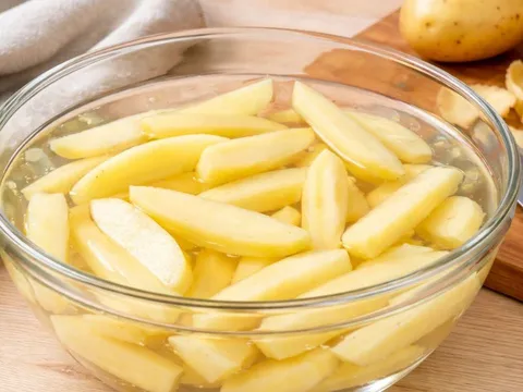 Vì sao nên ngâm khoai tây trong nước trước khi chế biến? Thói quen nhỏ giúp món ăn ngon và an toàn hơn